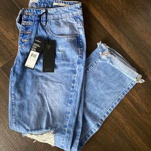 Guess Low Rise Slim Leg Jeans NWT⭐️
